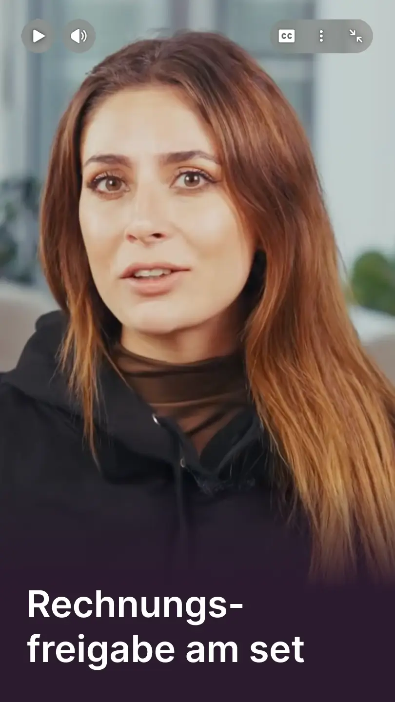 Nahaufnahme einer Frau mit dem eingeblendeten Titel „Rechnungsfreigabe am Set“.