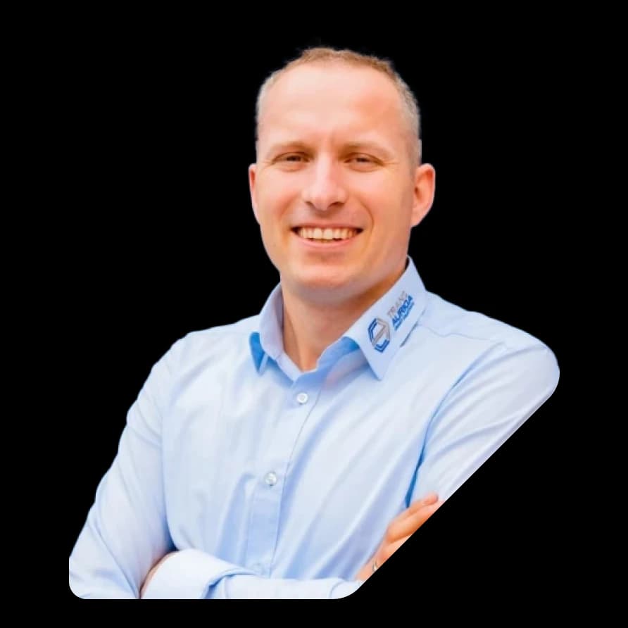 Porträt von Timo Wittmann vor einer schwarzen geometrischen Form