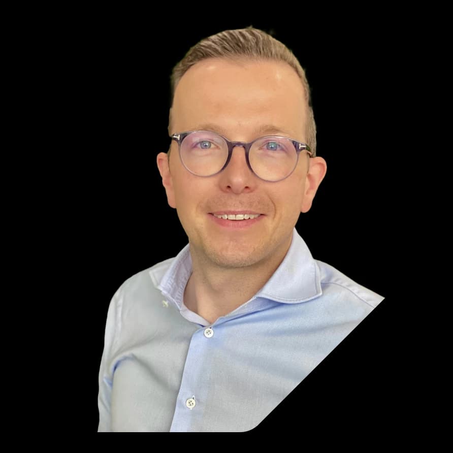 Porträt von Jürgen Schneider mit Brille und hellblauem Hemd