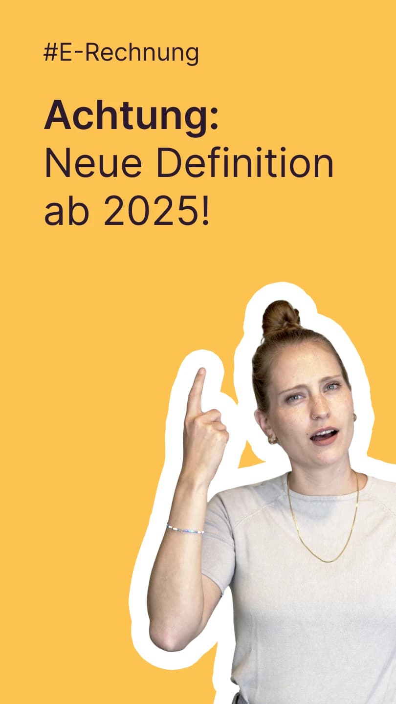 Hinweis zur E-Rechnung: „Achtung: Neue Definition ab 2025!“; Frau zeigt warnend nach oben.