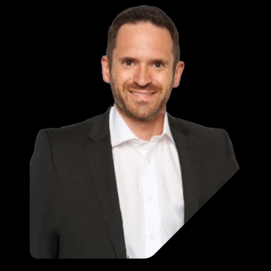 Philipp Hammerich von Rightmart im schwarzen Anzug vor geometrischem Hintergrund