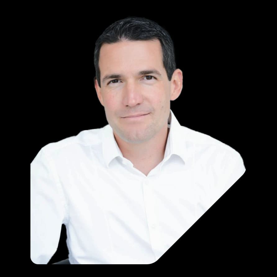 Porträt von Tobias Kenter, Gründer von CoCo Finance, vor schwarzer geometrischer Form