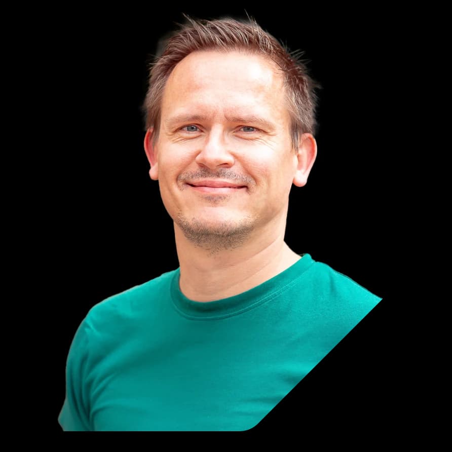 Porträt von Falko Wierick von Offerista in grünem T-Shirt