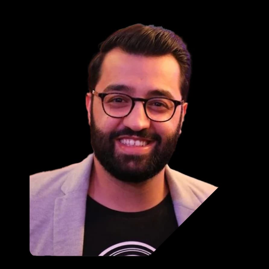 Saif Hamed von Kukki Cocktail lächelt in einem Kundenstatement für Candis.
