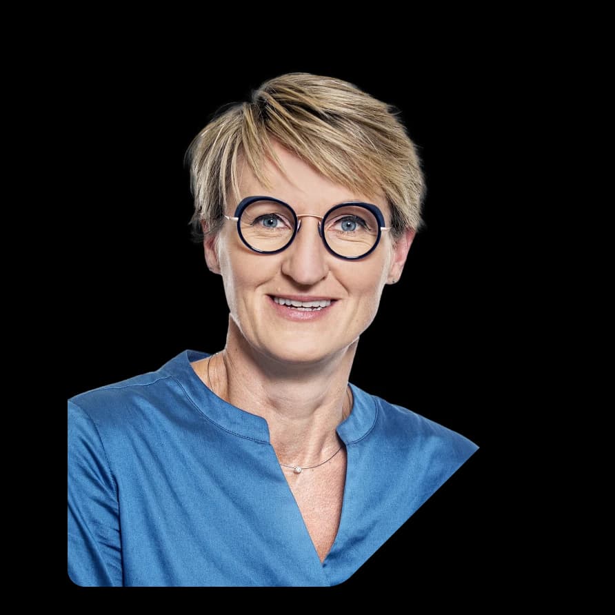 Porträt von Katja Meinecke-Meurer, Geschäftsführerin von TESSLOFF, vor schwarzem geometrischem Hintergrund.