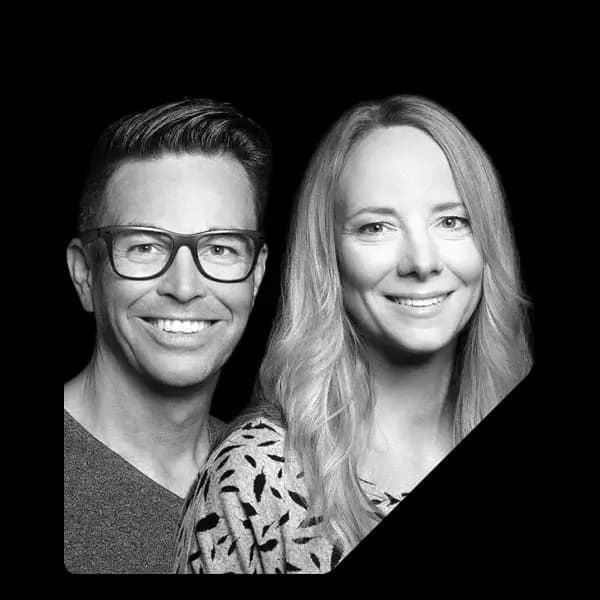 Bianca und Jörg Langer von Fairbucht GmbH lächeln in die Kamera.