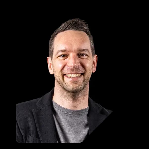 Raphael Kammer von WEFORM Consulting lächelt in die Kamera.