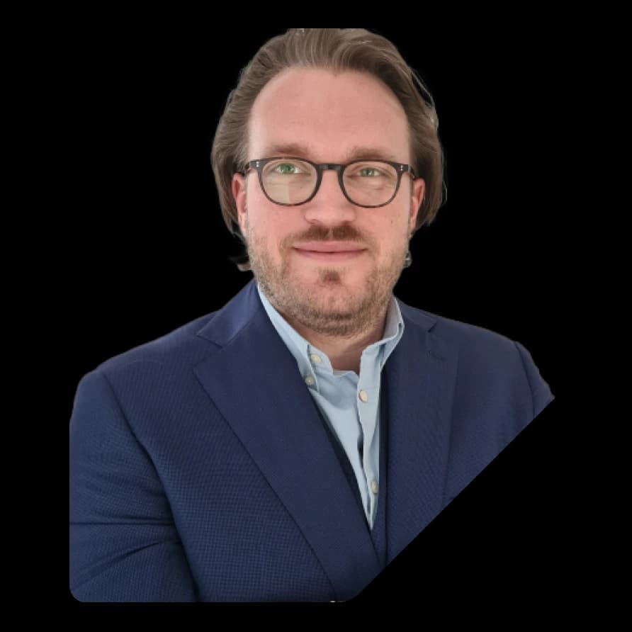 Porträt von Dennis Schilawa im Anzug vor schwarzer geometrischer Form