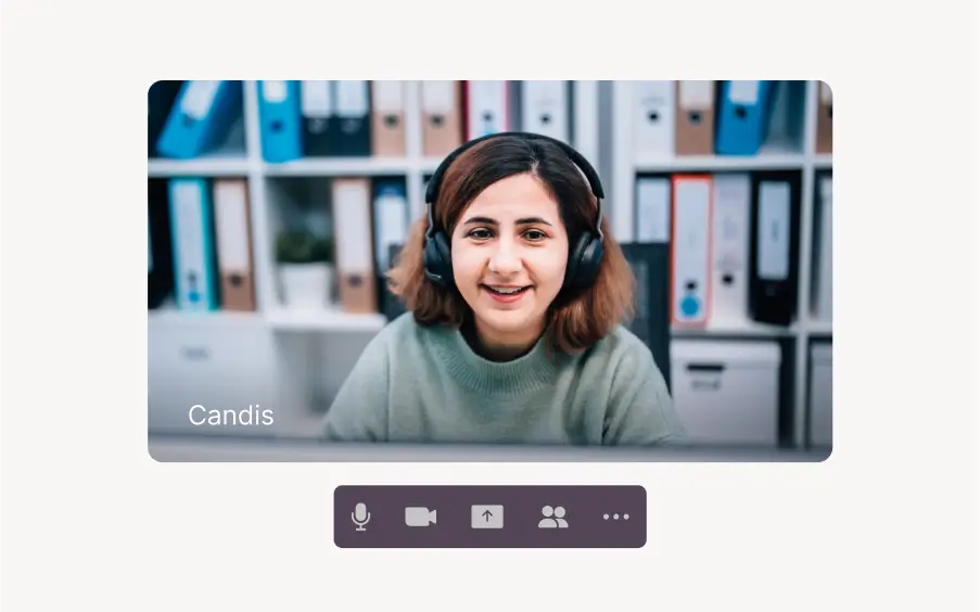 Mitarbeiterin von Candis bietet im Videochat persönliche Beratung an.