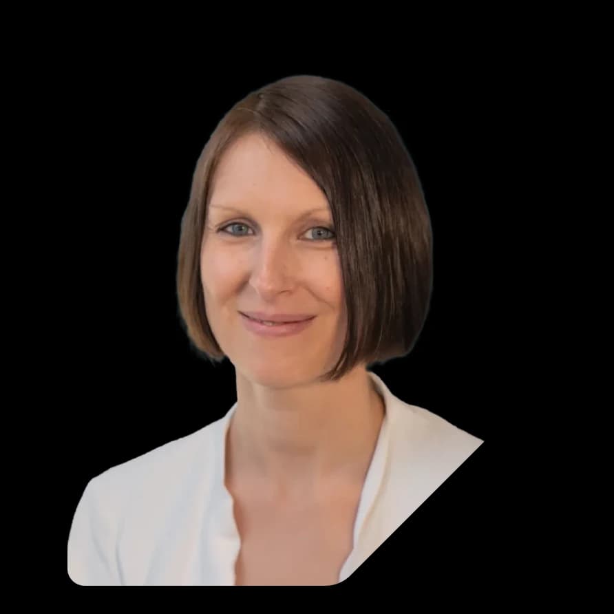 Porträt von Stefanie Oberacher vor schwarzem, geometrischem Hintergrund