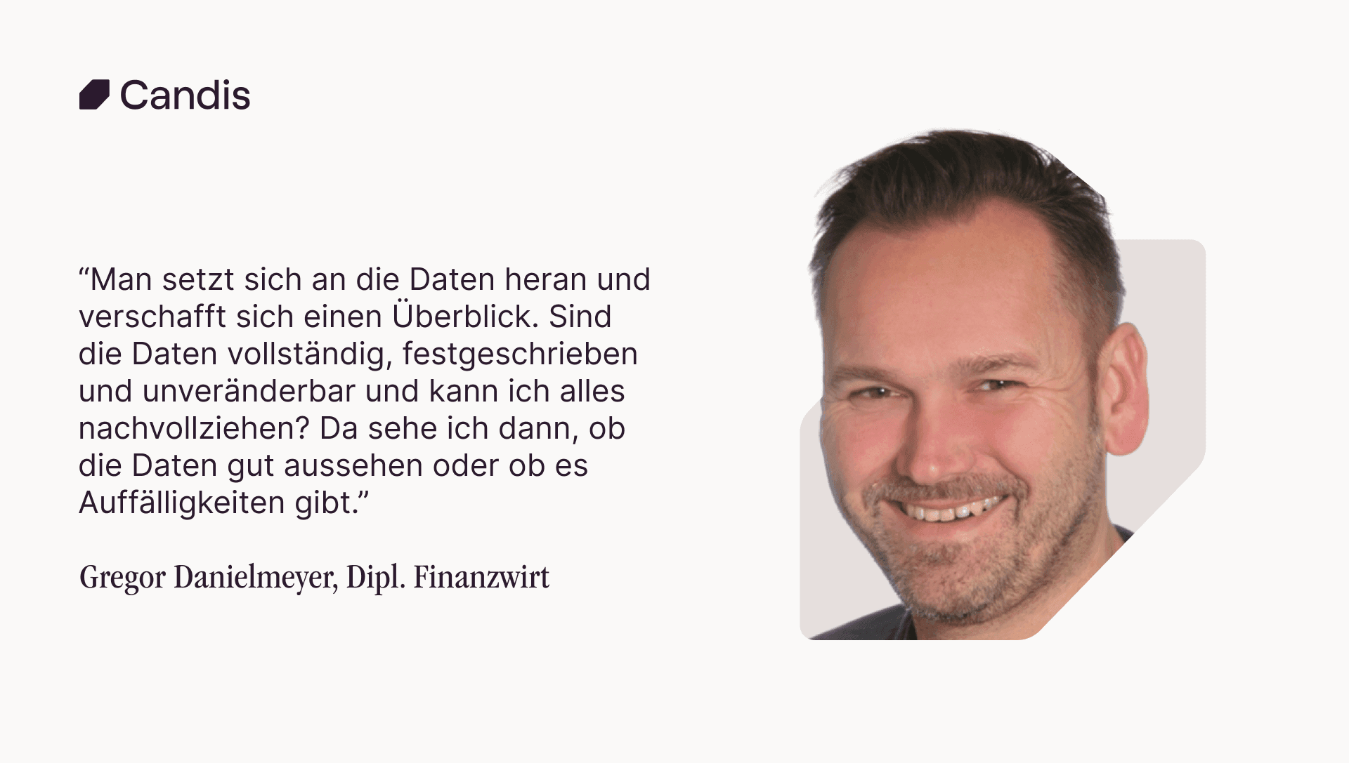 Betriebsprüfer:innen sehen sich Daten an, verschaffen sich einen Überblick und entdecken so mögliche Auffälligkeiten.