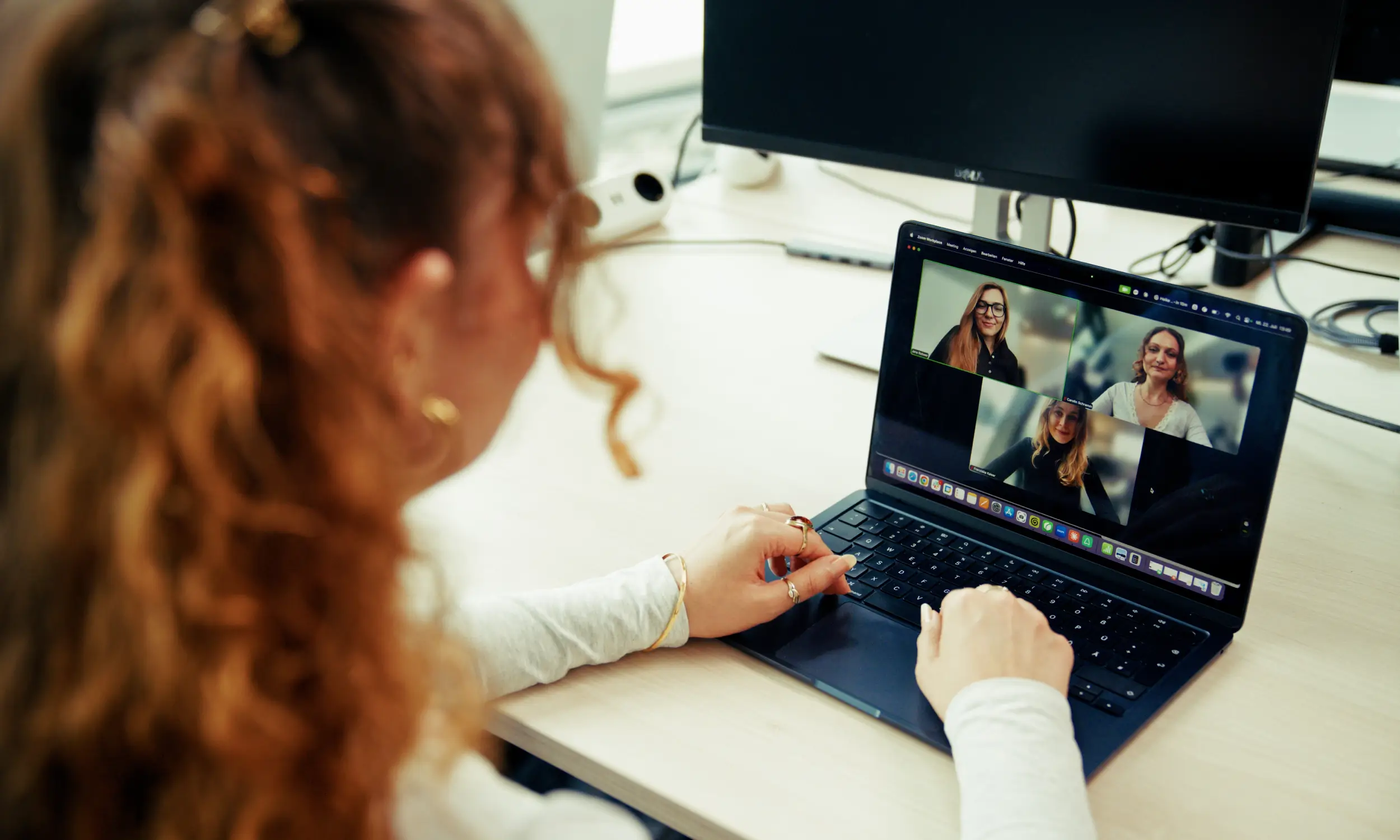 Zwei Candis-Kolleginnen schauen gemeinsam auf einen Laptop