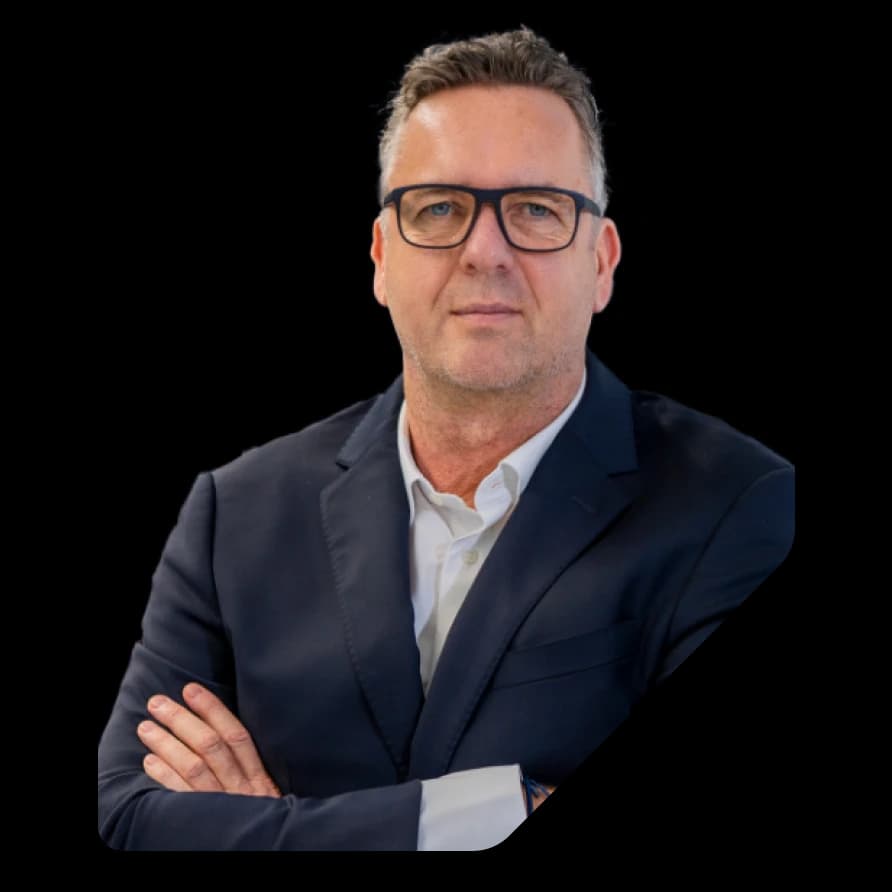 Porträt von Ralf Siegert von carSolutions im dunklen Anzug