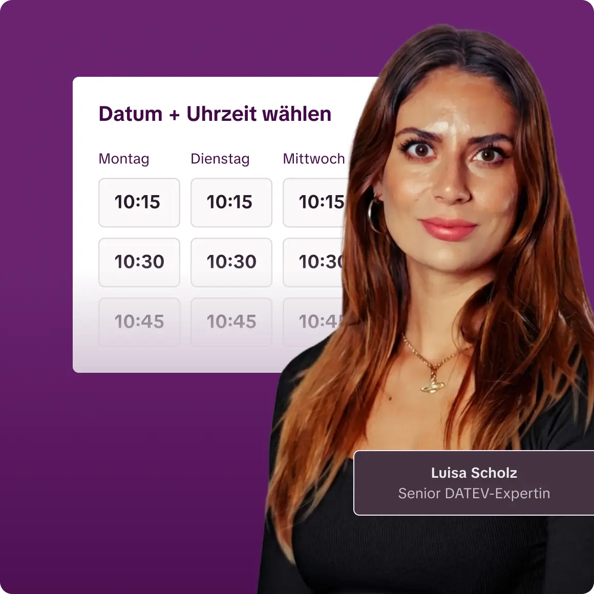 Luisa Scholz, Senior DATEV-Expertin, vor einer Kalenderansicht zur Auswahl von Datum und Uhrzeit